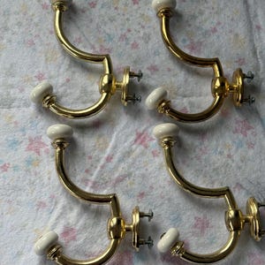 Set van 4 vintage messing kapstokhaken met witte porseleinen knoppen, dubbele muurhaken in Victoriaanse stijl voor halboom of halhanger