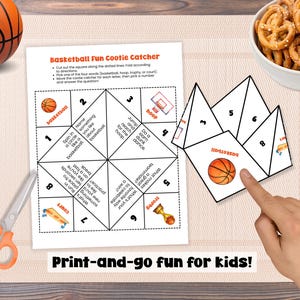 Puede incluir: Un juego de adivinanzas con tem&aacute;tica de baloncesto con una pelota de baloncesto, tijeras y un cuenco de pretzels. El juego incluye instrucciones y preguntas. El texto de la imagen dice: "Print-and-go fun for kids!"