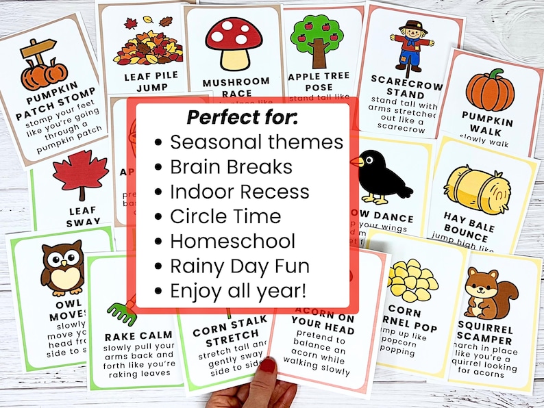 Op de afbeelding: Een verzameling kleurrijke flashcards met herfstthema-illustraties en tekstprompts voor bewegingsactiviteiten. Kaarten tonen pompoenen, bladeren, paddenstoelen en vogelverschrikkers. De tekst op de kaarten bevat zinnen als "Pumpkin Patch Stomp" en "Leaf Pile Jump".