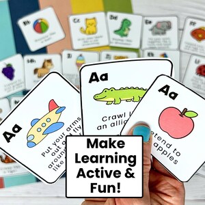 Puede incluir: Tarjetas educativas con el alfabeto e ilustraciones coloridas, incluyendo una manzana, un cocodrilo y un avi&oacute;n. Tambi&eacute;n se ve el texto "Make Learning Active & Fun!".