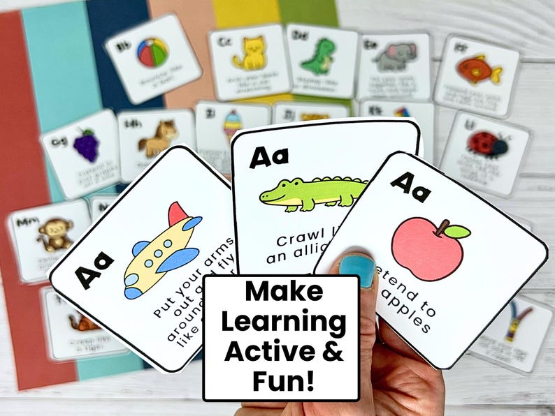 Puede incluir: Tarjetas educativas con el alfabeto e ilustraciones coloridas, incluyendo una manzana, un cocodrilo y un avi&oacute;n. Tambi&eacute;n se ve el texto "Make Learning Active & Fun!".