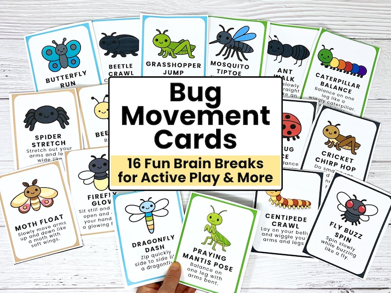 Pu&ograve; includere: Un set di carte illustrate "Bug Movement Cards" con esercizi a tema insetti. Le carte presentano disegni colorati di insetti come farfalle, ragni e cavallette, con istruzioni per ogni movimento. Il testo "Bug Movement Cards" &egrave; ben visibile.