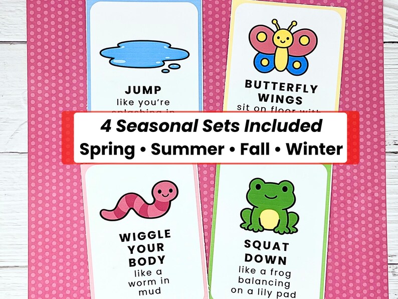 Op de afbeelding: Vier kleurrijke kaarten met illustraties en tekst. De kaarten tonen een plas, een vlinder, een worm en een kikker. De tekst op de kaarten bevat "JUMP", "BUTTERFLY WINGS", "WIGGLE YOUR BODY" en "SQUAT DOWN". Een rode banner vermeldt "4 Seasonal Sets Included Spring Summer Fall Winter".