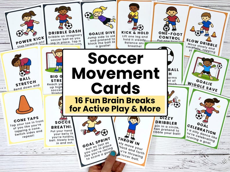 K&ouml;nnte beinhalten: Eine Sammlung farbenfroher Fu&szlig;ball-Bewegungskarten mit Illustrationen von Kindern, die Fu&szlig;ball&uuml;bungen durchf&uuml;hren. Die Karten enthalten Anweisungen und den Text "Soccer Movement Cards" und "16 Fun Brain Breaks for Active Play & More".