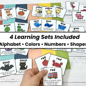 Puede incluir: Tarjetas did&aacute;cticas educativas con ilustraciones y texto. Las tarjetas cubren el alfabeto, los colores, los n&uacute;meros y las formas. Una mano sostiene una tarjeta "roja" con una ilustraci&oacute;n de un cami&oacute;n de bomberos.