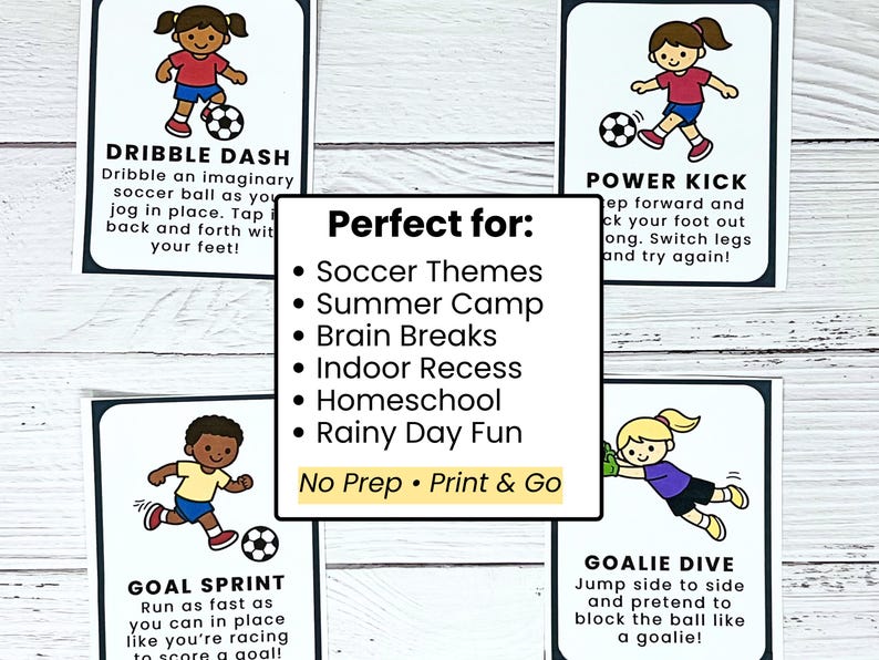 K&ouml;nnte beinhalten: Vier illustrierte Fu&szlig;ball-Aktivit&auml;tskarten mit Cartoon-Kindern, die &Uuml;bungen demonstrieren. Der Text enth&auml;lt "Dribble Dash", "Power Kick", "Goal Sprint" und "Goalie Dive". Eine zentrale Karte listet "Soccer Themes", "Summer Camp" und "Rainy Day Fun" auf.