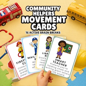 Op de afbeelding: Een set "Community Helpers Movement Cards" met illustraties van gemeenschapshulpen. De kaarten worden door een hand vastgehouden en tonen een brandweerman, postbode, bibliothecaris en leraar. Een speelgoed brandweerwagen en schoolbus staan op de achtergrond.
