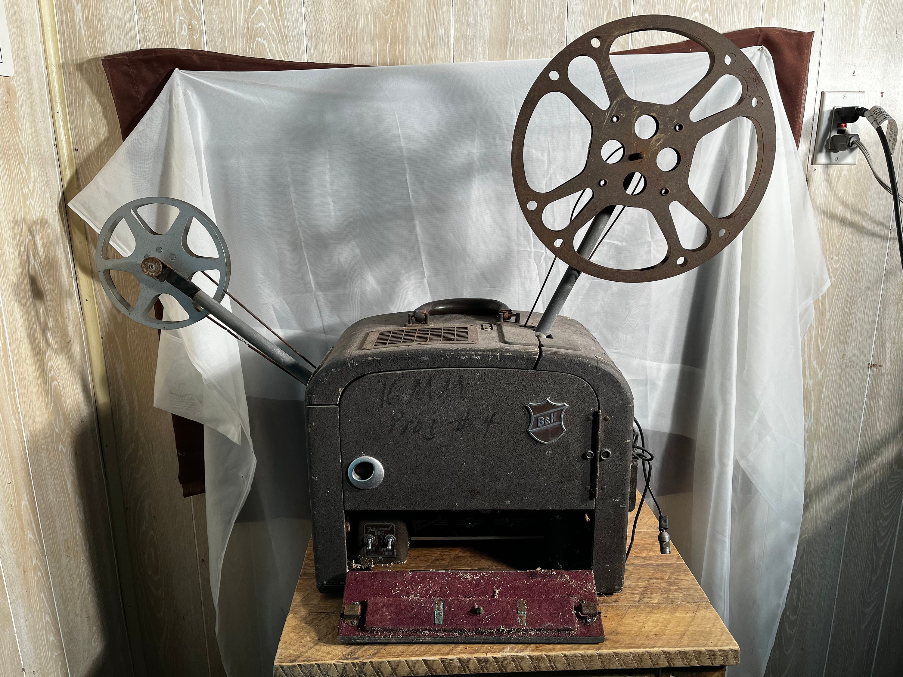 Projecteur 16Mm Sonore Bell & Howell • EUR 180,00 - FR