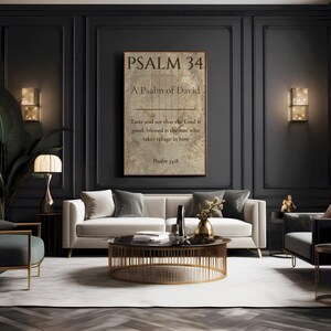 Könnte beinhalten: Ein rechteckiger Wandkunstdruck mit dem Text PSALM 34, A Psalm of David, und dem Vers Taste and see that the Lord is good; blessed is the one who takes refuge in him, Psalm 34:8, in einem dunkelbraunen Rahmen an einer dunklen Wand.