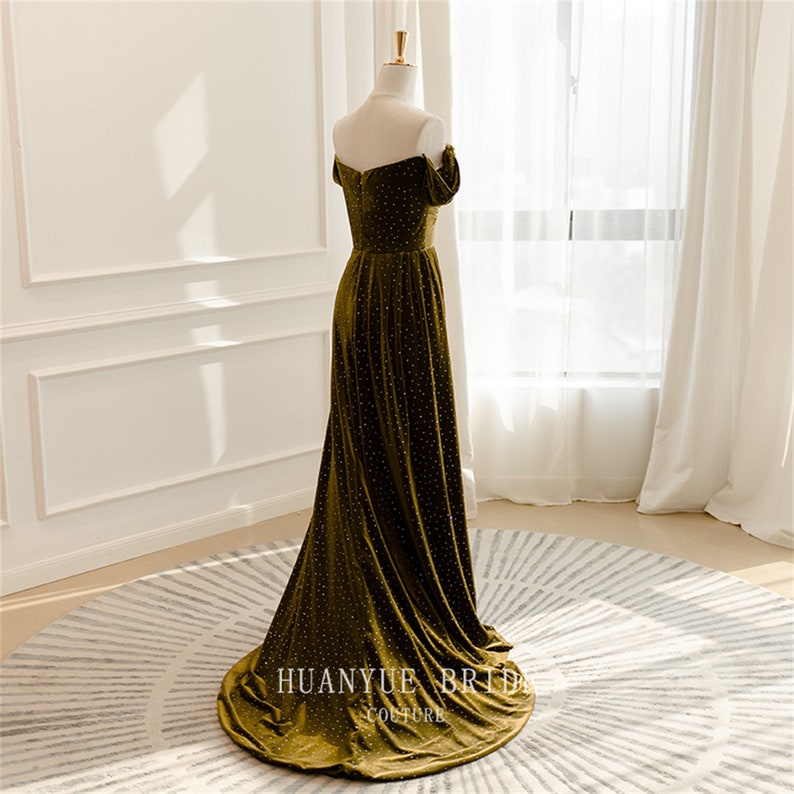 Elegant Olive Green Velvet Wedding Dress off the Shoulder Bridal Gown