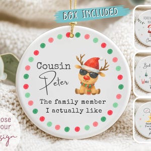 Adorno navideño personalizado y divertido para primos, ideal para cumpleaños.