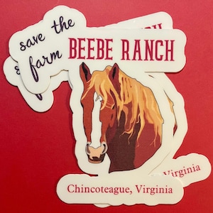 Puede incluir: Un conjunto de tres pegatinas blancas con una ilustración de cabeza de caballo marrón y el texto "Save the farm Beebe Ranch Chincoteague, Virginia".