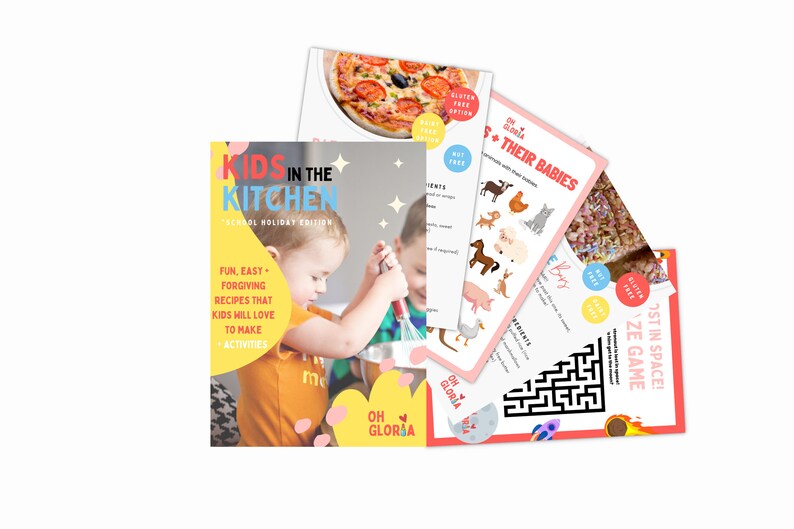 Puede incluir: Una colecci&oacute;n de coloridas tarjetas de recetas y un libro de cocina titulado "Kids in the Kitchen" con el texto "School Holiday Edition". La portada del libro de cocina muestra a un ni&ntilde;o cocinando. Otras tarjetas incluyen recetas y un juego de laberinto.