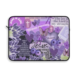 Puede incluir: Una funda para portátil de color morado y blanco con un collage de imágenes y texto. El texto incluye "Love like Jesus", "Pray about everything", "The joy of the Lord is my strength", "Blessed", "Jesus", y "There's no rock like our God".