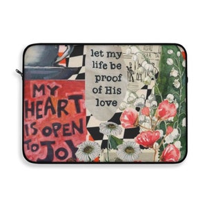 Puede incluir: Una funda para portátil con un diseño de collage que presenta flores, un patrón de cuadros y el texto "let my life be proof of His love" y "My heart is open to joy".