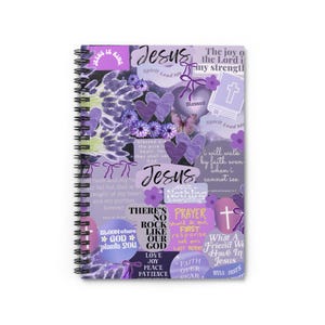 Könnte beinhalten: Ein lila und pinkfarbenes Spiralnotizbuch mit einer Collage aus religiösen Zitaten und Bildern. Der Umschlag zeigt das Wort "Jesus" in großen, fetten Buchstaben, sowie weitere Sätze wie "Spirit Lead Me" und "The joy of the Lord is my strength".