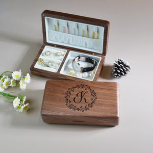 Joyero de madera de nogal personalizado: organizador de joyas portátil para viajes, regalo grabado personalizado para ella, boda, aniversario, cumpleaños