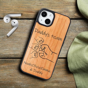 Coque iPhone Daddy's Team - Housse en TPU/bois Fist Art personnalisée, noms de famille gravés, cadeau de fête des pères pour le meilleur papa de tous les temps, cadeau premier papa