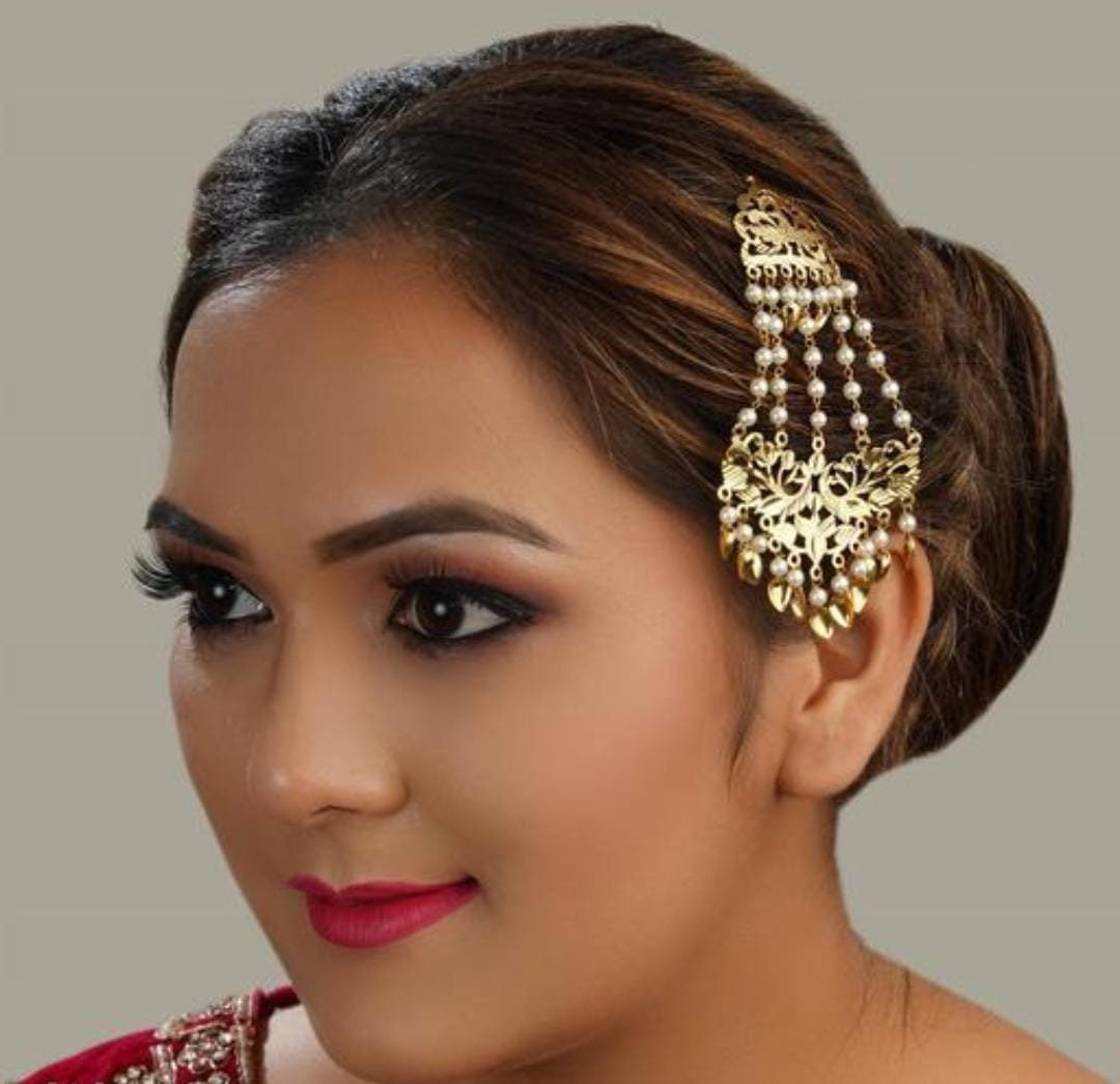 ✨Festive Hairstyle With Maang Tikka✨ With Navratri puja everyday you can  totally recreate this hairstyle works well with open hair and a maang tikka😀  . .... | By Knot Me PrettyFacebook