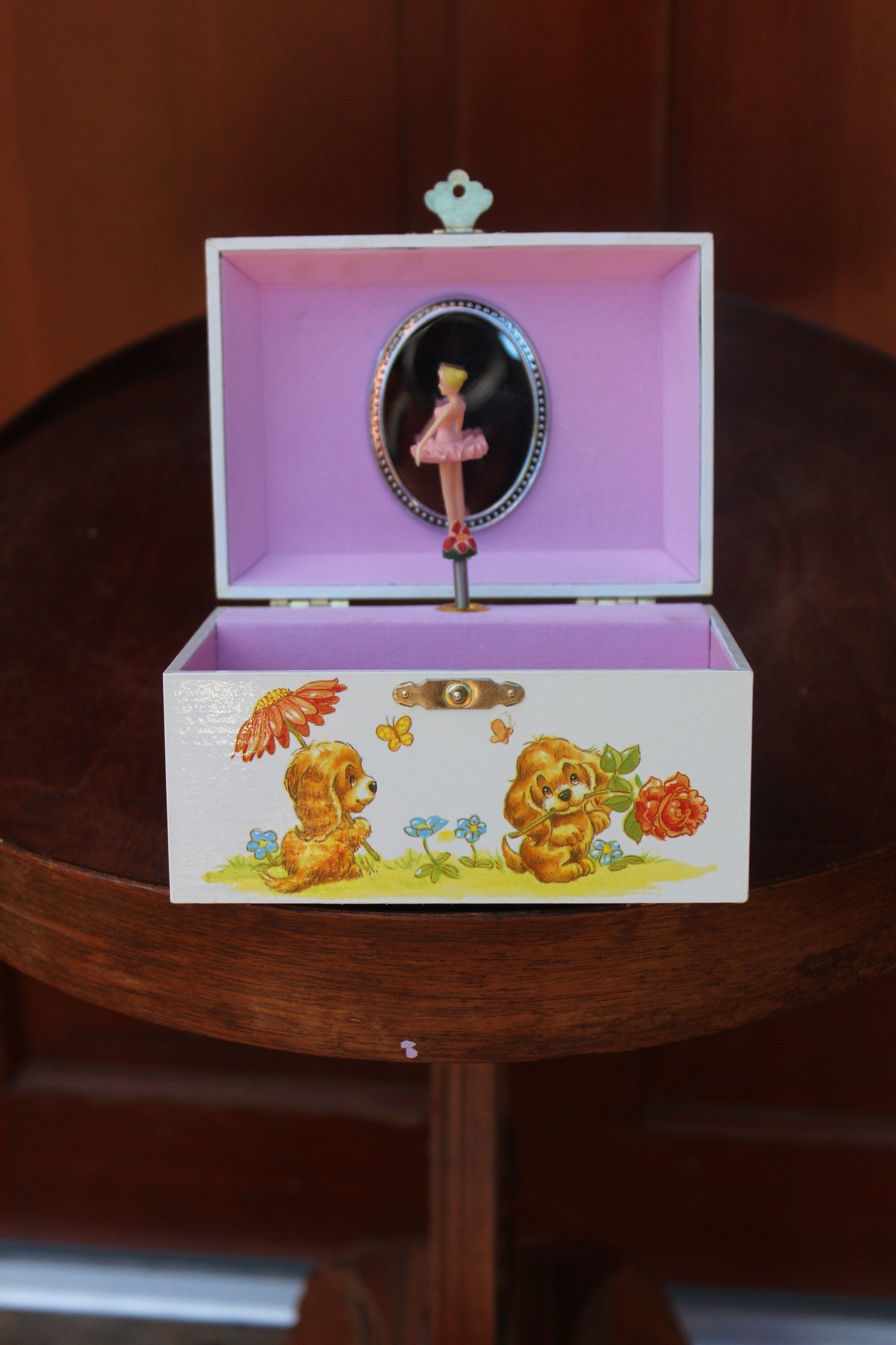 Peek inside vintage jewelry boxes, including some with spinning ballerinas  & wind-up music - Click Americana