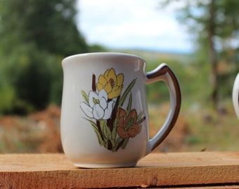 Lot de 6 tasses vintage en poterie californienne assorties avec des fleurs de crocus peintes à la main, un joli grès fabriqué aux États-Unis, des fleurs jaunes des années 1970