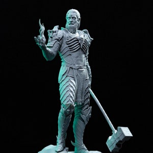 Puede incluir: Una figura gris de un guerrero con armadura detallada, sosteniendo una mano en llamas y un gran martillo. La figura se alza sobre una base rocosa con detalles de calaveras. Incluye el texto "PATREON h3LLcreator".