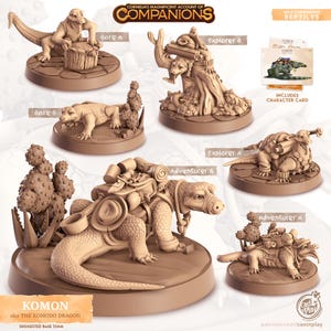 Könnte beinhalten: Eine Sammlung von Komododrache-Figuren in verschiedenen Posen, darunter 'Bare A', 'Bare B', 'Explorer A', 'Explorer B', 'Adventurer A' und 'Adventurer B'. Die braunen Figuren stehen auf runden Sockeln. Der Text "KOMON aka THE KOMODO DRAGON" ist zu sehen.