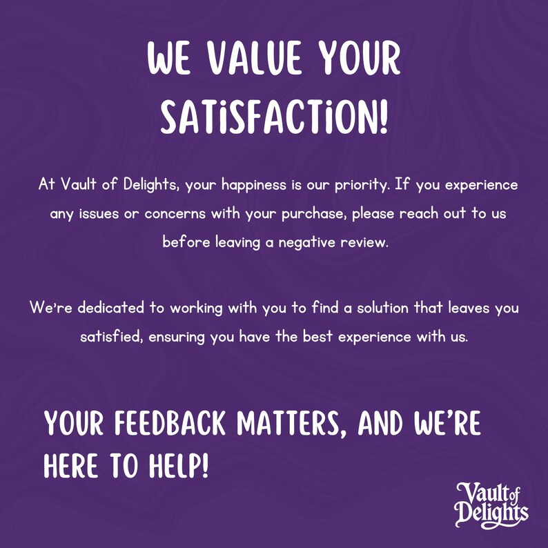 Puede incluir: Una taza de cer&aacute;mica blanca con asa negra y el texto "But First, Coffee" en negro, con una fuente de estilo manuscrito. La taza est&aacute; sobre una superficie blanca.