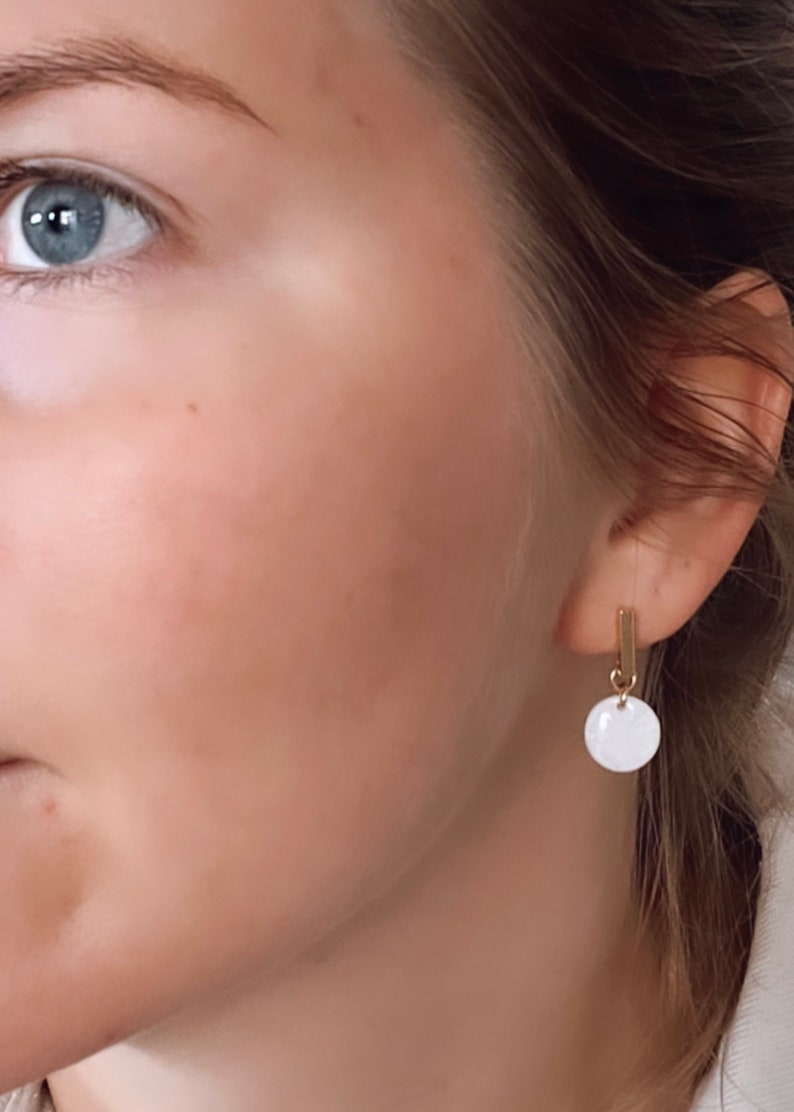 minimalistische Ohrringe gold weiß kleine Hängeohrringe gold kleiner Ohrhänger silber image 7