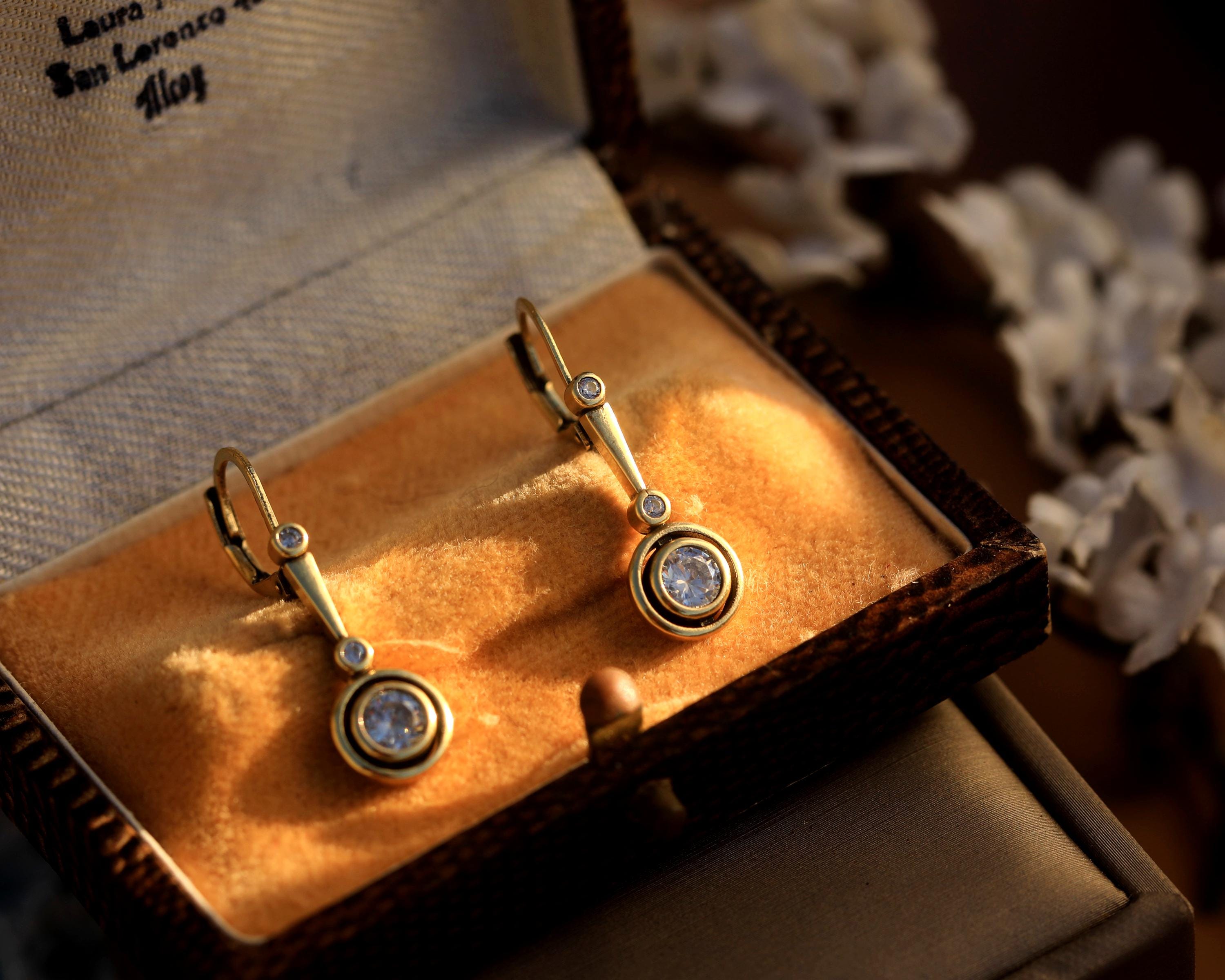Boucles D'oreilles Dormeuses Vintage En Vermeil (plaqué Or Sur Argent) Avec Jais