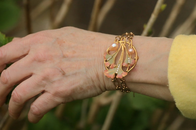 Pulsera Ajustable Art Nouveau Dorada Cadena Antigua Esmalte Hoja Ginkgo Perla Cultivada Rosa Boda Estilo Vintage 1900s Chapado En Oro imagen 6