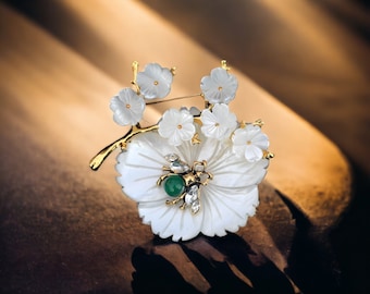 Superbe Broche Art Nouveau Une Branche de Petite et Grosse Fleur Nacre Blanche un Abeille Perle de Jade Vert Vintage Style Plaqué Or