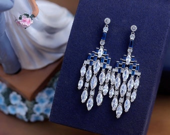 Boucles d'oreille Art Deco Clous Clip on Chandelier Serti CZ Blanc Baguette Bleu Saphir Vintage Style 1920s Mariage Great Gatsby Rhodié