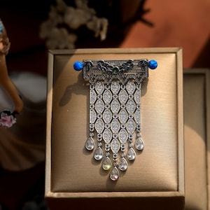 Superbe Broche Délicate Belle Epoque Art Deco Tassel Fringe Argenté Blé Serti CZ Blanc Vert Emeraude Bleu Saphir 1920s Vintage Style Rhodié