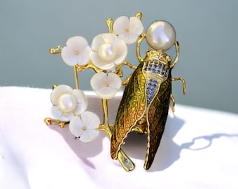 Magnífico broche Art Nouveau Una rama de flor pequeña Nácar Perla cultivada blanca Cigarra Insecto Verde Amarillo Estilo vintage Chapado en oro