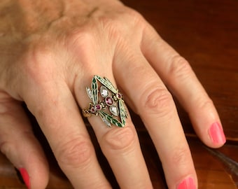 Anel ajustável Art Nouveau com libélula, cravejado com esmeralda verde, rubi vermelho e zircônia cúbica em prata de lei 925 banhada a ouro, estilo vintage dos anos 1900.
