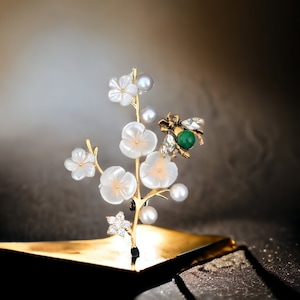 素晴らしいアールヌーボー様式のブローチとペンダント、小さな白いマザーオブパールの花の枝、ビーグリーンジェイドパール、ヴィンテージスタイル、ゴールドメッキ