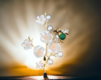 Broche Art Nouveau - Branche D'arbre Avec Perle, Nacre, Jade Et Abeille - Doré - Neuf