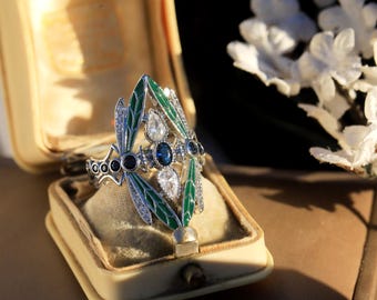 Magnífico anel ajustável Art Nouveau em prata e ouro, apresentando uma libélula cravejada com zircônias cúbicas de safira azul em latão vintage, estilo anos 1900.