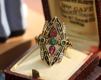 Magnífico anel ajustável em ouro antigo Art Nouveau com uma libélula cravejada com zircônias cúbicas nas cores verde, esmeralda, vermelha, rubi e azul, com esmalte e banho de ouro. Estilo vintage de 1900.
