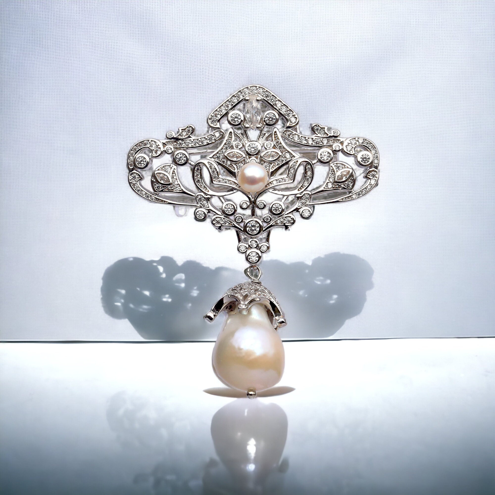 Broche Vintage Argentée Fleur Dentelle Perles En Relief - Bijou Fantaisie Femme - Occasion En Bon état