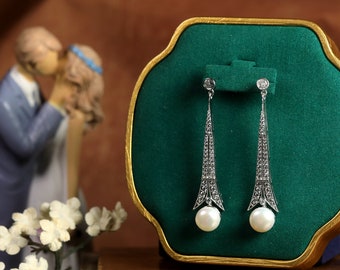 Long, silver- and gold-plated clip-on stud earrings in an Art Deco style, featuring a fan-shaped design reminiscent of the Eiffel Tower and a genuine white pearl. Vintage 1920s Great Gatsby style.