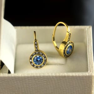 Hervorragende Belle Epoque Sleeper-Ohrringe aus mattem Vermeil-Sterlingsilber 925, klein, rund, besetzt mit CZ-blauem Saphir, Vintage-Stil, 1900er-Jahre, leicht