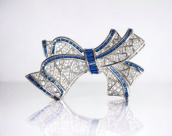 Superbe Broche Belle Epoque Argenté Nœud Papillon Bow Serti de CZ Baguette Bleu Saphir 1920s Vintage Style Mariage Plaqué Rhodium