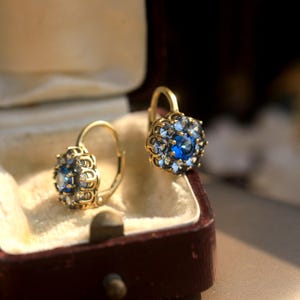 Hervorragende Ohrringe aus Dormeuse-Vermeil-Sterlingsilber, 925, rund, florales Set mit CZ, weiß-blauer Saphir, Vintage-Stil, 1900er-Jahre, leichte Hochzeit