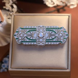 Oszałamiający, duży zestaw broszek w stylu Belle Époque Art Deco o geometrycznym kształcie z białymi, zielonymi i szmaragdowymi cyrkoniami sześciennymi w stylu edwardiańskim, rodowany, ślubny