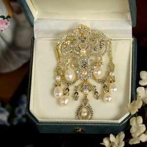 Superb Brooch & Pendant Golden Belle Époque Floral Lace Setting White CZ Real White Cultured Pearl Vintage Style Gold Plated image 6