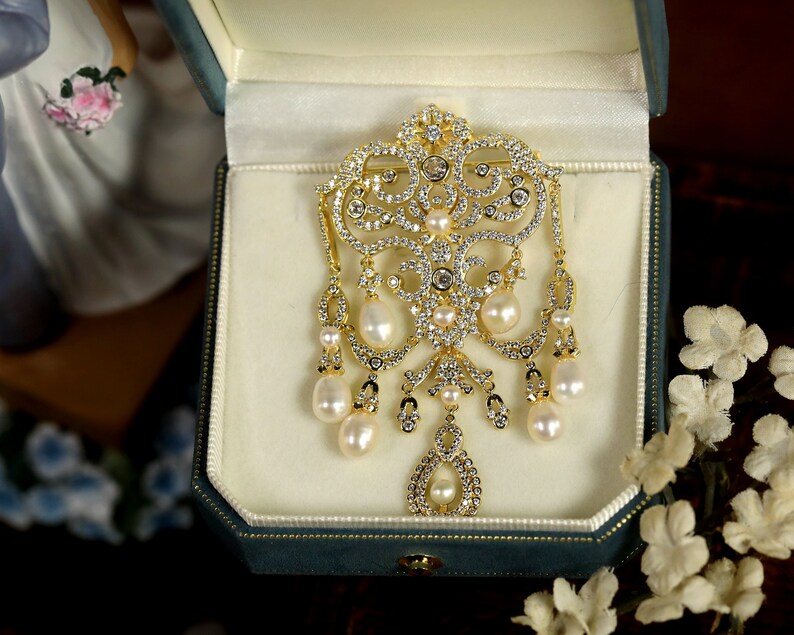 Superb Brooch & Pendant Golden Belle Époque Floral Lace Setting White CZ Real White Cultured Pearl Vintage Style Gold Plated image 6