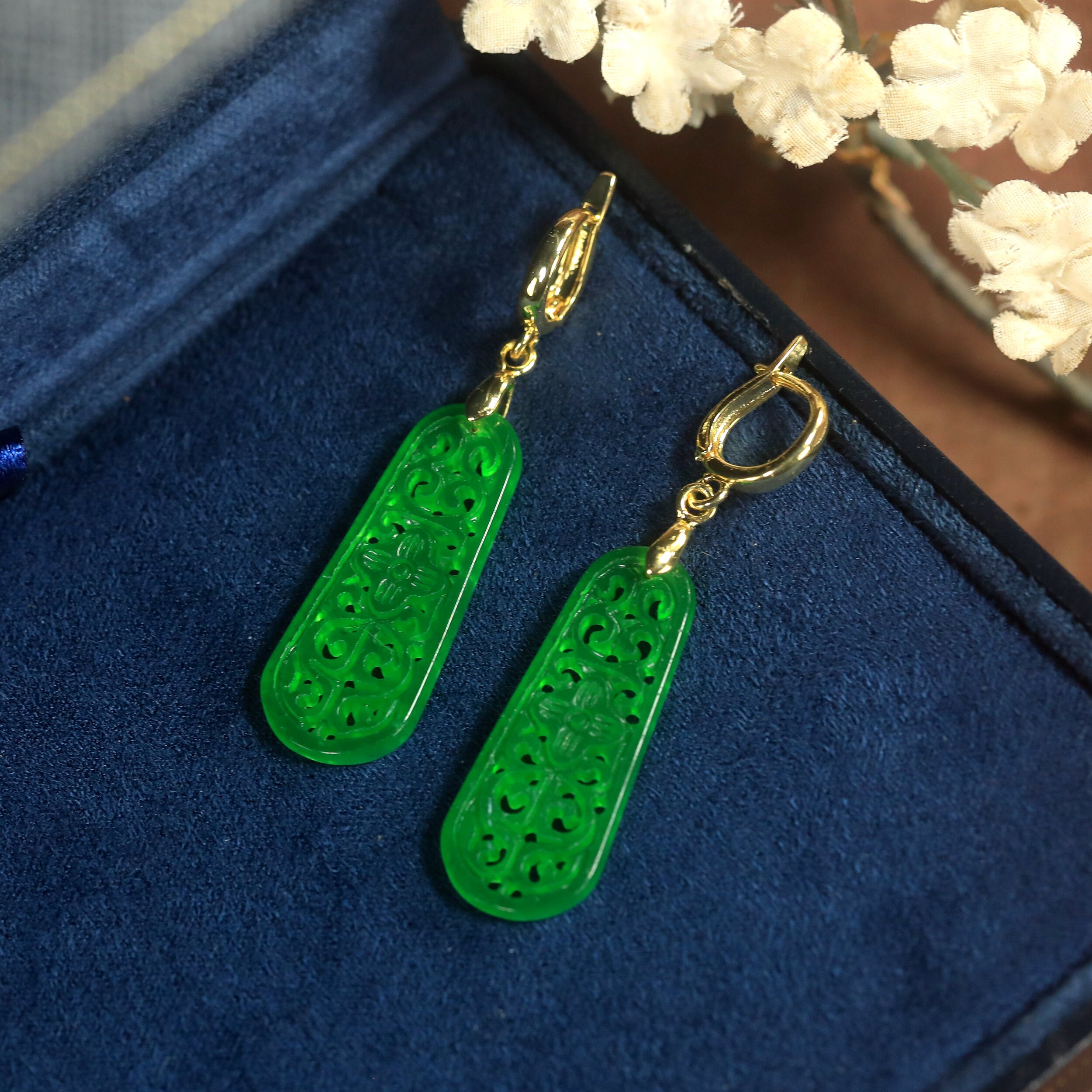 Boucles D'oreilles Dormeuses Goutte En Jade Vert Sculpté Floral - Doré - Neufes Sans Emballage