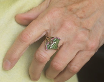 Hervorragender verstellbarer Jugendstil-Ring, antikes Gold, Ginkgoblatt, grüne Emaille, besetzt mit weißem CZ, rotem Rubin, Vintage-Stil, Hochzeit aus den 1900er Jahren